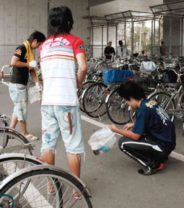 愛知 自転車暴走族 だれっす 解散決断し清掃活動に汗 ニュース速報 じゃないんだからね